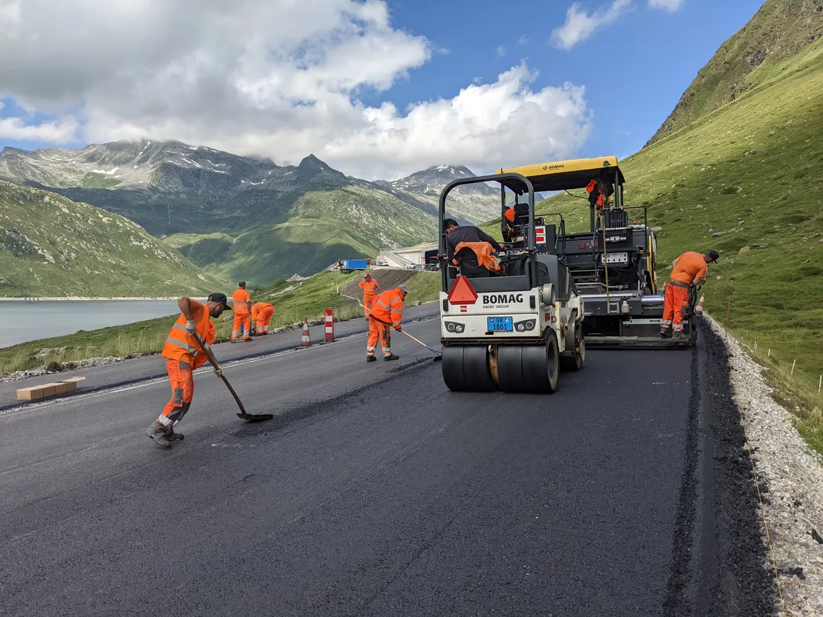 Bauarbeiten mit Baumaschinen auf der Passtrasse auf dem Lukmanier.
